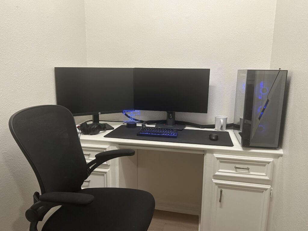My clean but extremely boring setup lol