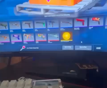 My friend ryder unboxed a $2,500 Skeleton Sapphire on his 4th case ( hes 12 and doesnt even realize the severity )
