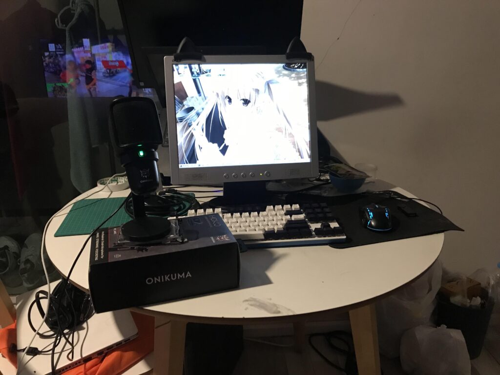 my battle station use Round eating table from ikea