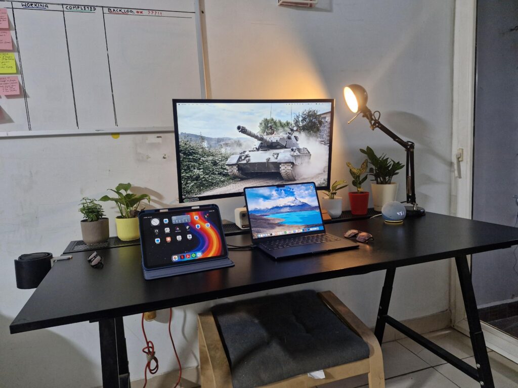 Minimalist deskset up.