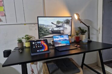 Minimalist deskset up.