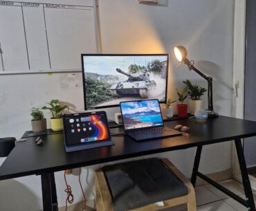 Minimalist deskset up.