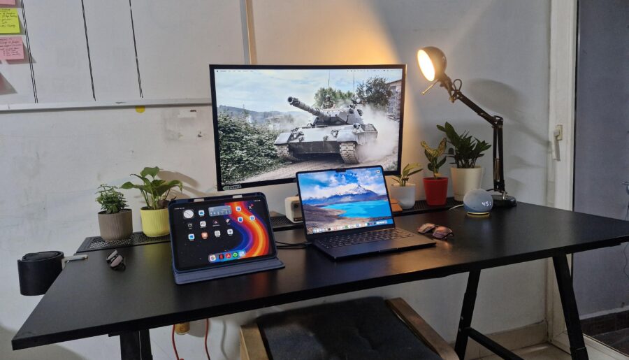 Minimalist deskset up.