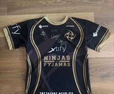 Found my old signed 2015 NiP Jersey