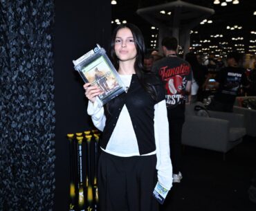 [COD] Fan gifts Inde Navarrette a rare copy of Modern Warfare 2