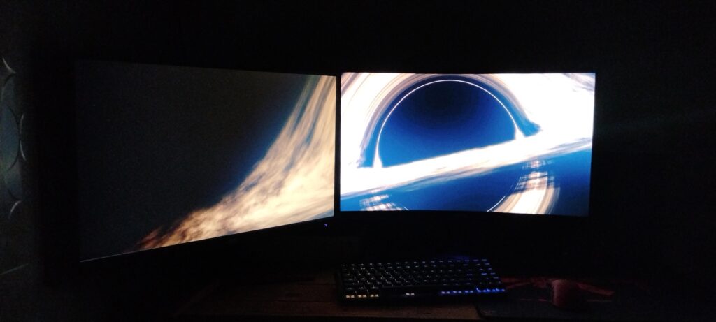 Preciso de uma luminária ou o brilho do monitor e do teclado está bom?