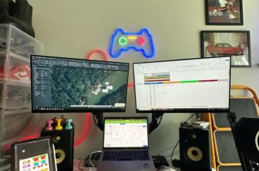finally got the dual monitor thing going, cat approves i think