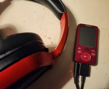 Got this beautiful Sony NWZ-E438F Digital Walkman across my workbench and got it working. It's giving Cyberpunk hardcore.