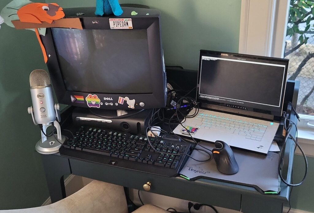 My girlfriend's shitty gaming setup