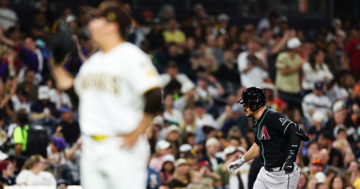 Diamondbacks hold off Padres 3-1 to split 4-game series Diamondbacks hold off Padres 3-1 to split 4-game series