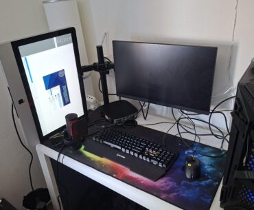 Behold the magic of a 2010 imac sideways running lubuntu to stream moonlight with a hp t640 holding down the dual monitor arm and a gt 710 acting as a mic counterweight (I don't know if it fully belongs here but thats for you all to decide)