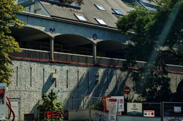 I found a house in France that looks straight out of Cyberpunk