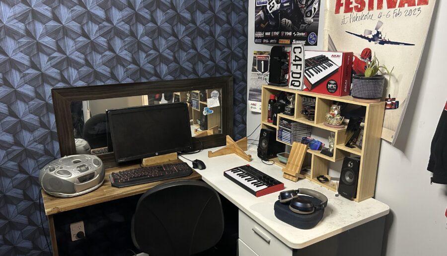 You don’t always need to buy a bigger desk – just extend the one you have 😆