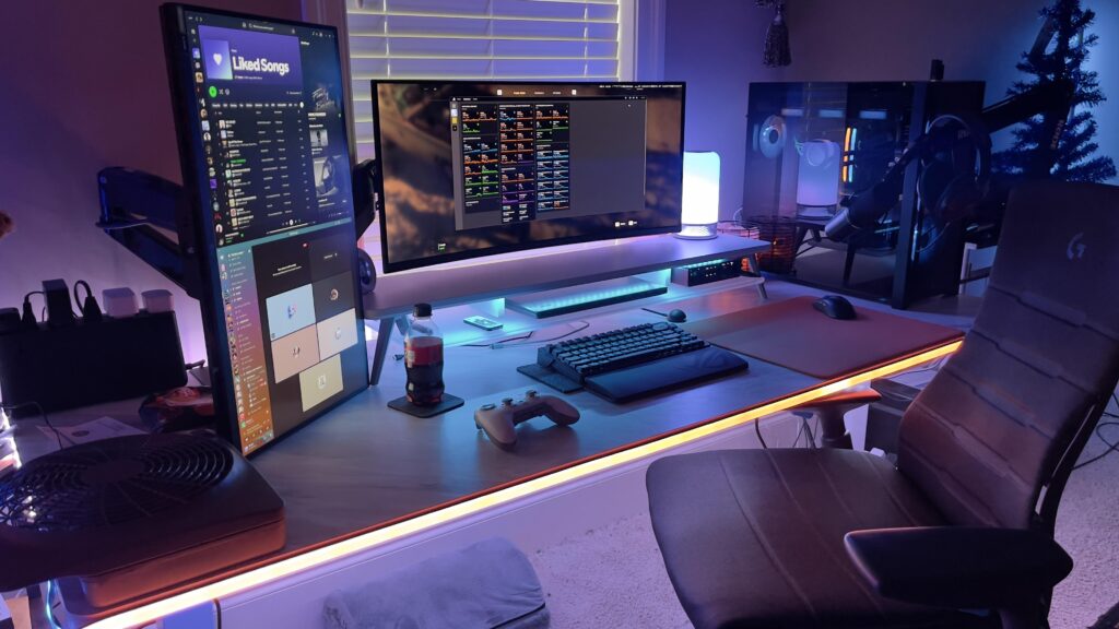 Long time since I posted my last setup. Got a monitor riser since then :)