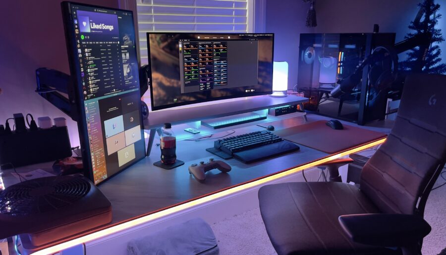 Long time since I posted my last setup. Got a monitor riser since then :)