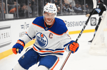 McDavid gets five points to extend season-opening streak as Oilers cruise past Mammoth